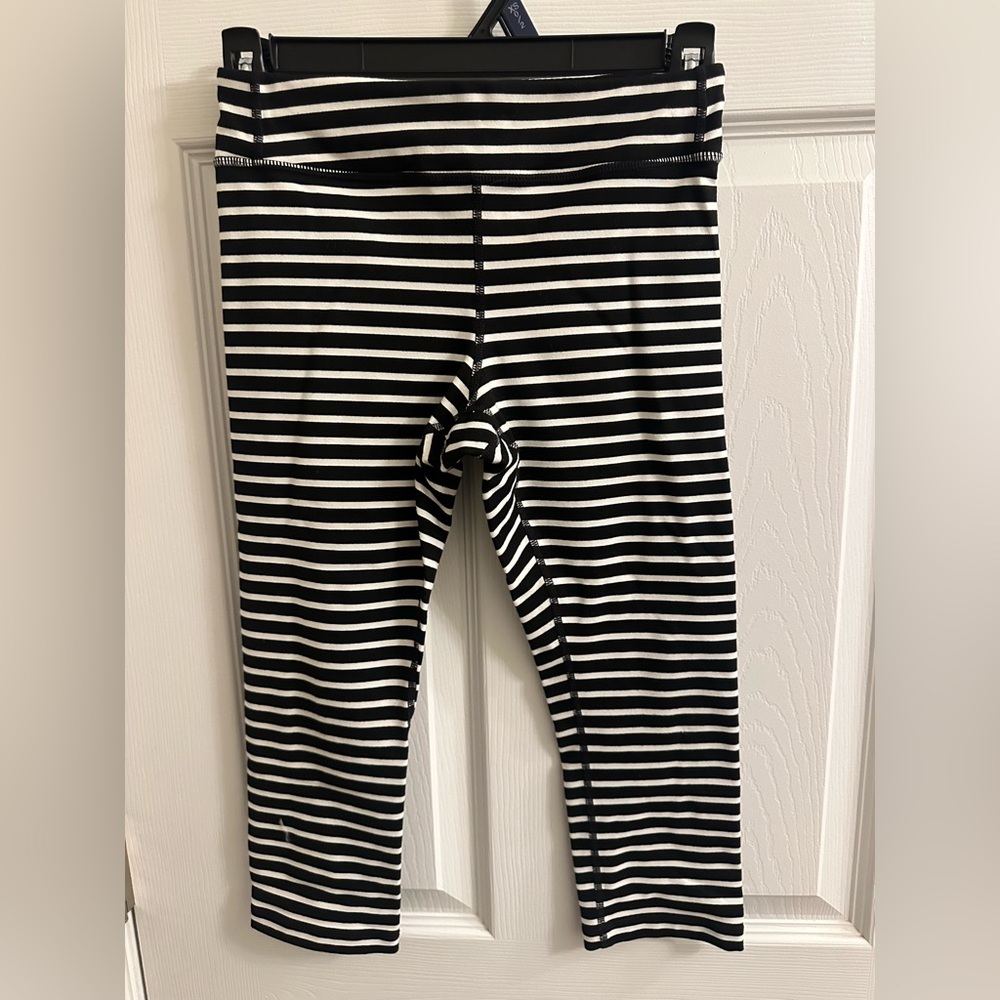 Athleta Girl Cropped Leggings Size M 8 - 10 Black White Stripe Medium Capri